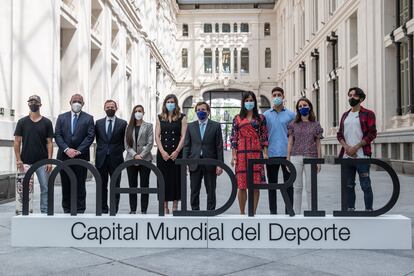 El alcalde de Madrid, José Luis Martínez-Almeida (sexto desde la izquierda), y la vicealcaldesa, Begoña Villacís (séptima), posan para una foto de familia durante la presentación de los embajadores de Madrid como Capital Mundial del Deporte 2022, este jueves, en el Palacio de Cibeles. 