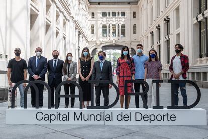 El alcalde de Madrid, José Luis Martínez-Almeida (sexto desde la izquierda), y la vicealcaldesa, Begoña Villacís (séptima), posan para una foto de familia durante la presentación de los embajadores de Madrid como Capital Mundial del Deporte 2022, este jueves, en el Palacio de Cibeles.