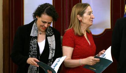 A la izquierda, la ministra de Trabajo, Magdalena Valerio, con la presidenta del Congreso, Ana Pastor