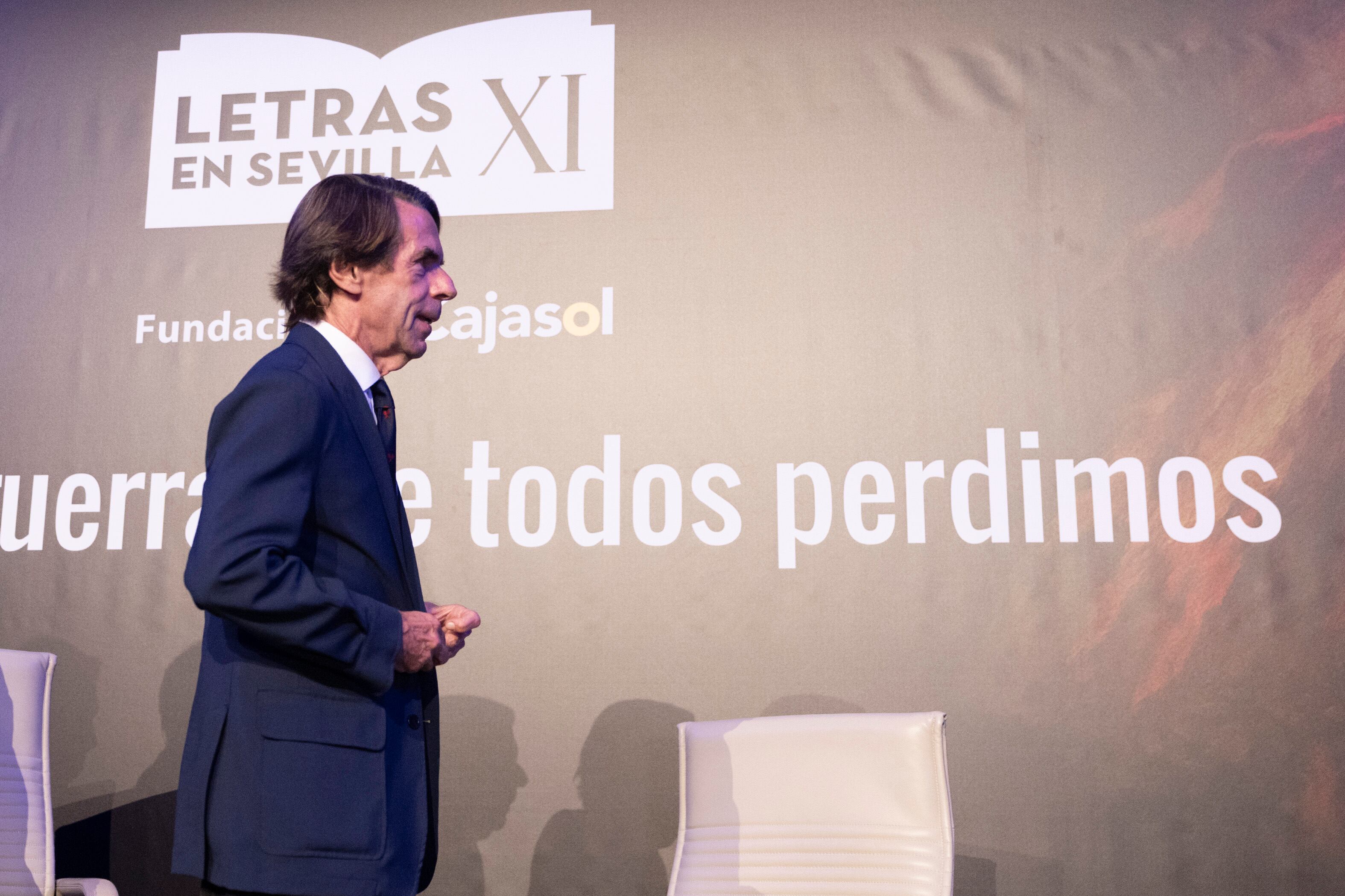 El adelanto electoral marca el arranque de las jornadas sobre la Guerra Civil organizadas por Pérez-Reverte en Sevilla