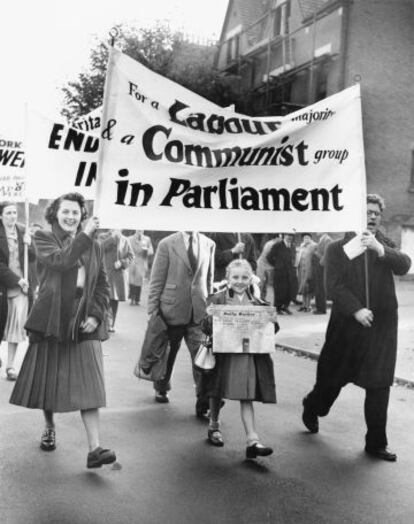 Partidarios de J. R. Campbell, candidato comunista en las elecciones generales de Reino Unido en 1951, en una marcha en Essex.