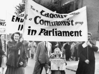 Partidarios de J. R. Campbell, candidato comunista en las elecciones generales de Reino Unido en 1951, en una marcha en Essex.