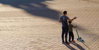 Padre con hijo en la Plaza de España.