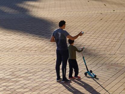 Padre con hijo en la Plaza de España.
