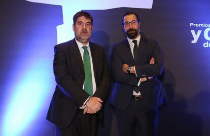 El director de Cinco Días, Ricardo de Querol (izda.), y el gerente del diario EL PAÍS y de Cinco Días, José Luis Gómez Mosquera.