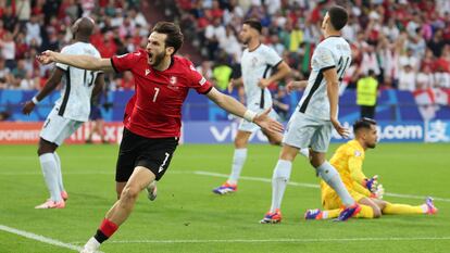 Khvicha Kvaratskhelia, de Georgia, celebra tras marcar el gol del 1-0 durante el partido de fútbol del grupo F de la UEFA EURO 2024 entre Georgia y Portugal, en Gelsenkirchen, Alemania, el 26 de junio de 2024.