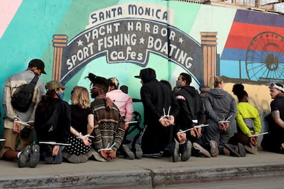 Varios detenidos, junto al muelle de Santa Monica, California, este domingo. 