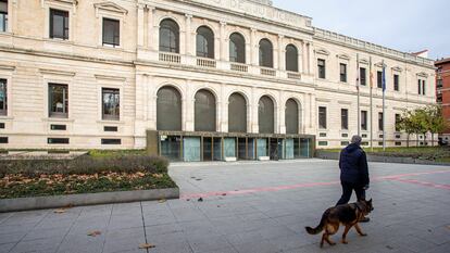 Fachada de la Audiencia Provincial de Burgos en la que se juzga al sacerdote bilbaíno.