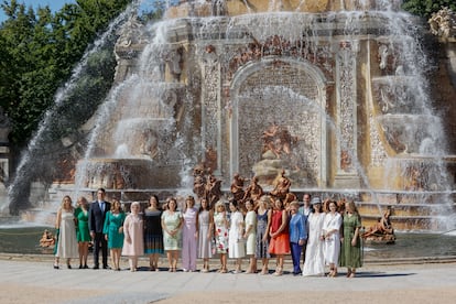 Con las fuentes de La Granja de San Ildefonso de fondo, la reina Letizia ha posado con algunos de los acompañantes de los mandatarios que asisten a la cumbre de la OTAN en Madrid. Jill Biden ha ido con sus dos nietas (a la izquierda de la imagen) y Brigitte Macron no ha acudido a la cita.