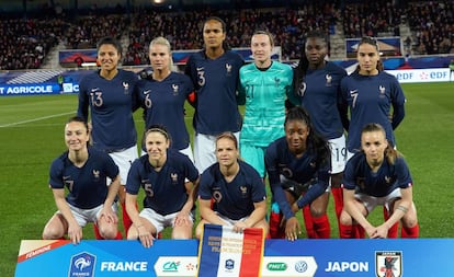 La selección francesa de fútbol femenino, antes de iniciar un partido. 
 