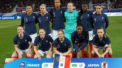 La selección francesa de fútbol femenino, antes de iniciar un partido. 
 