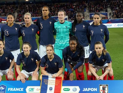 La selección francesa de fútbol femenino, antes de iniciar un partido. 
 