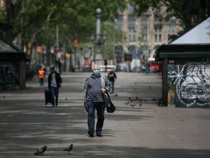 Un hombre baja por La Rambla, casi desierta por el confinamiento.