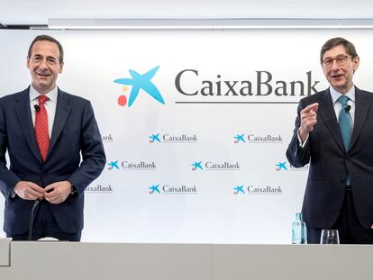 El nuevo presidente de CaixaBank, José Ignacio Goirigolzarri, (d) y el consejero delegado de la entidad, Gonzalo Gortázar (i), este viernes.