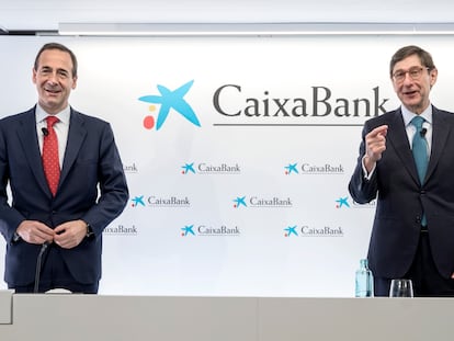 El nuevo presidente de CaixaBank, José Ignacio Goirigolzarri, (d) y el consejero delegado de la entidad, Gonzalo Gortázar (i), este viernes.