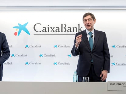 El nuevo presidente de CaixaBank, José Ignacio Goirigolzarri (derecha) y el consejero delegado de la entidad, Gonzalo Gortázar, este viernes.