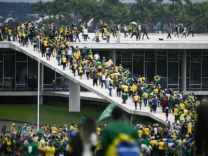 Seguidores del expresidente de Brasil Jair Bolsonaro durante el asalto el domingo a la sede del Congreso del país, en Brasilia.