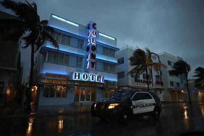 Un vehículo de policía patrulla a lo largo de Ocean Drive mientras se empiezan a sentir los efectos del huracán Irma en Miami Beach.