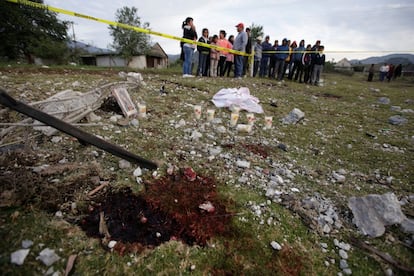 El incidente recuerda la tragedia que se vivió en diciembre pasado en el Estado de México cuando una explosión en el mercado de pirotecnia de Tultepec causó la muerte de 42 personas. En la foto, una mancha de sangre en el lugar de la explosión, acordonado por la policía.