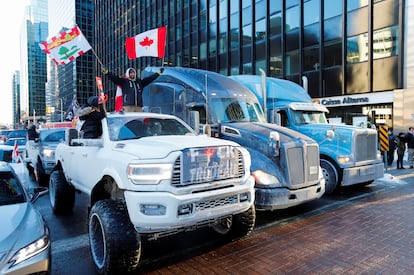 Algunos de los camiones que bloqueaban las calles de Ottawa, en Canadá, este sábado.
