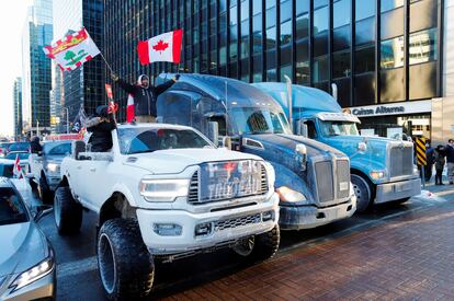 Algunos de los camiones que bloqueaban las calles de Ottawa, en Canadá, este sábado.