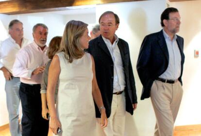 Mariano Rajoy, junto a parte de cúpula del PP, a su llegada al parador de Toledo.