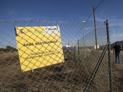 Valla que limita la zona contaminada por la caída de cuatro bombas nucleares hace 55 años en Palomares.