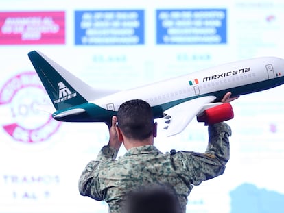 Un soldado del ejército acomoda una maqueta de un avión de Mexicana durante una conferencia en el Palacio Nacional, el 10 de agosto.