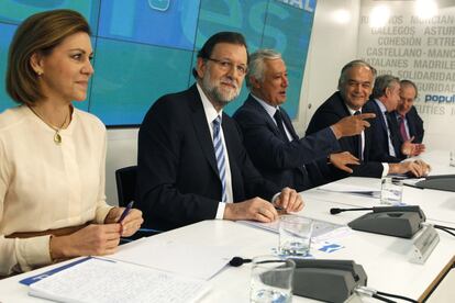 En su puesta en escena, Rajoy se ha rodeado de dos figuras clave. De un lado, Cospedal, y de otro, Javier Arenas, en su día promotor de Cospedal, pero ahora adversario interno.