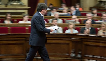 El presidente de la Generalitat, Carles Puigdemont, camina por el hemiciclo del Parlament.