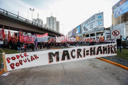 Un grupo de manifestantes protestan contra el Gobierno argentino, el pasado mayo en la ciudad de Buenos Aires.