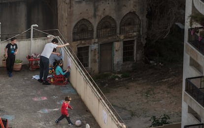 Varios niños juegan en la azotea de un edificio de Beirut este mes durante el confinamiento