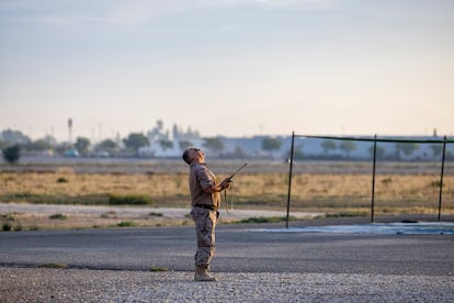 Los entrenamientos se realizan cada día en la base aérea de Alcantarilla, donde decenas de efectivos trabajan diariamente.