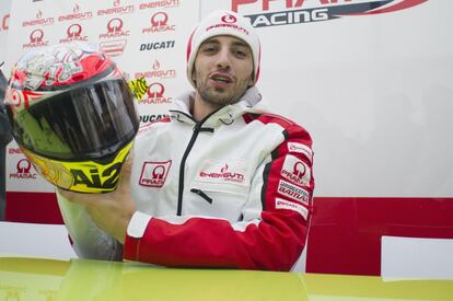 El italiano Andrea Iannone, del Energy T.I. Pramac, muestra su nuevo casco para el Gran Premio de Italia ante los medios.