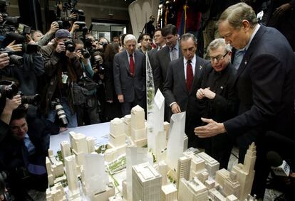 En diciembre de 2002 comenzó un intenso debate sobre el futuro del World Trade Center. Se presentaron más de 2.000 propuestas. En febrero de 2003, el plan maestro diseñado por Daniel Libeskind y seis meses después la propuesta del arquitecto español Santiago Calatrava para la nueva estación. En enero de 2004 se propuso el memorial para honrar a las víctimas. En la imagen, el arquitecto Daniel Libeskind (2d) muestra al gobernador de Nueva York, George Pataki (d) y al alcalde de la ciudad, Michael Bloomberg (3d) su propuesta para el desarrollo del World Trade Center en febrero de 2003.