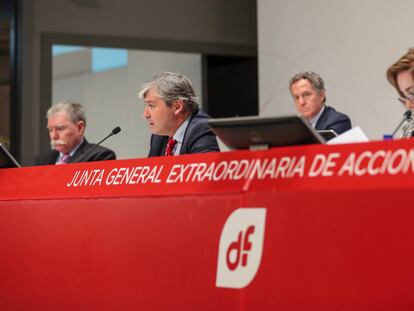 El consejero delegado de Duro Felguera, Jaime Argüelles, y la presidenta de la compañía, Rosa Aza, durante la junta general extraordinaria de accionistas, celebrada este jueves en Gijón.