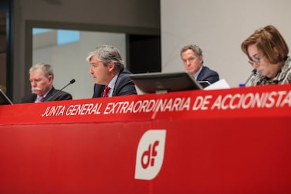 El consejero delegado de Duro Felguera, Jaime Argüelles, y la presidenta de la compañía, Rosa Aza, durante la junta general extraordinaria de accionistas, celebrada este jueves en Gijón.