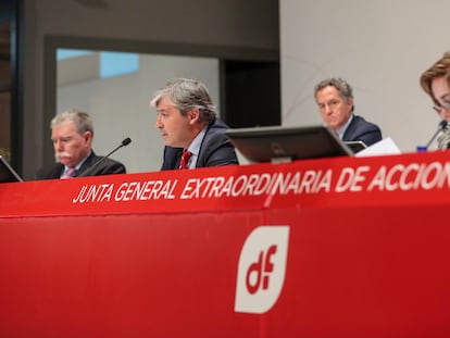 El consejero delegado de Duro Felguera, Jaime Argüelles, y la presidenta de la compañía, Rosa Aza, durante la junta general extraordinaria de accionistas, celebrada este jueves en Gijón.