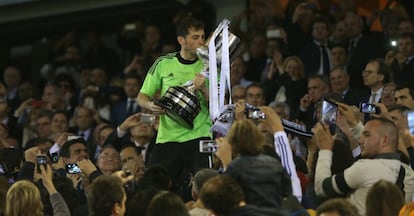 Casillas besa la copa de campeón