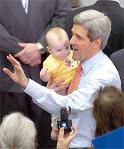 El senador demócrata John Kerry, con un bebé en brazos durante un mitin en Highland Hills, en el Estado de Ohio.