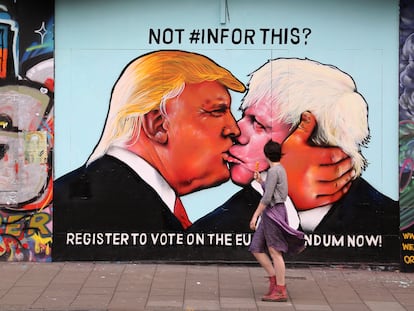 Un mural muestra al expresidente de Estados Unidos, Donald Trump, y al exprimer ministro de Reino Unido, Boris Johnson, besándose en Bristol, Inglaterra.