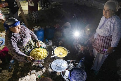 Mujeres preparan la cena en la localidad marroquí de Mulai Brahim, en la madrugada del sábado al domingo. 