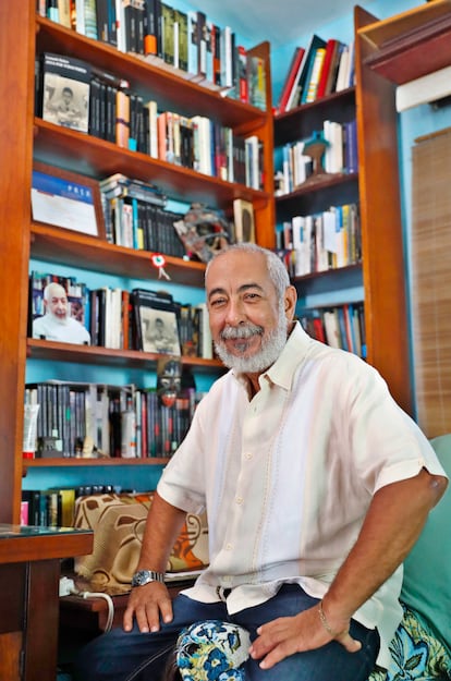 Leonardo Padura en su casa de Mantilla, en La Habana, Cuba.