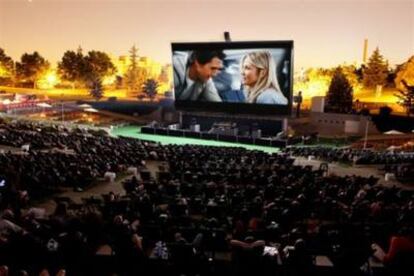 Una pantalla gigante es el centro del OpenAir. Hamacas y bebidas son los añadidos para una noche perfecta