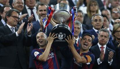 Iniesta i Xavi aixequen l'última Copa guanyada pel Barça.