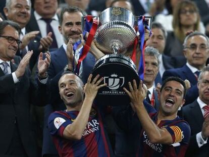 Iniesta y Xavi levantan la última Copa ganada por el Barcelona.