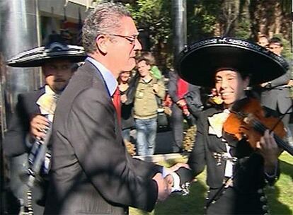 Gallardón choca la mano a uno de los músicos mexicanos.