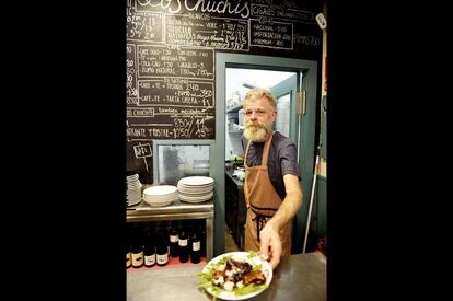 El restaurante Los Chuchis, en el barrio de Lavapiés, es una de las pistas secretas de la belga Anne-Françoise Raskin, comisaria de Sound-In, la sección de música experimental y arte sonoro de la feria de arte Estampa de Madrid.