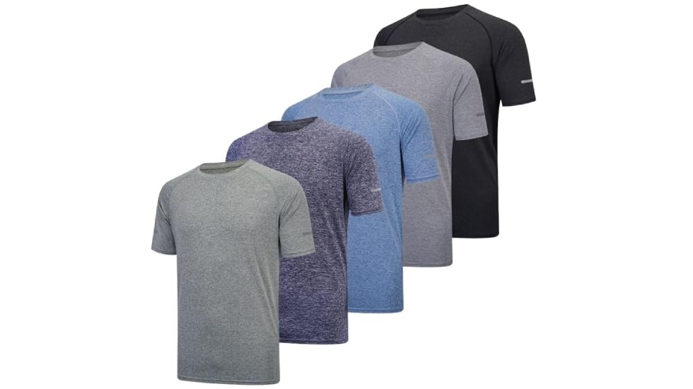 Juego de cinco camisetas atléticas de manga corta.