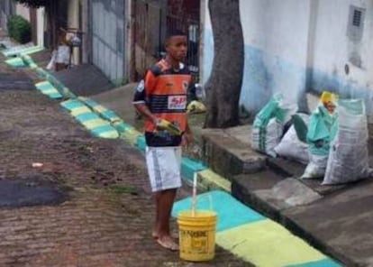 Jesus pintando rua do Jardim Peri, em 2014.